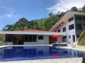 Alegre villa con piscina en la montaña